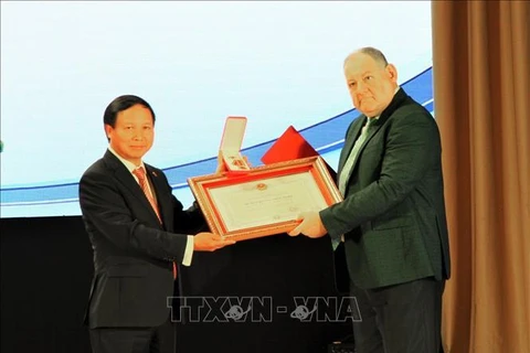 越南向俄罗斯皮亚季戈尔斯克国立大学授予友谊勋章