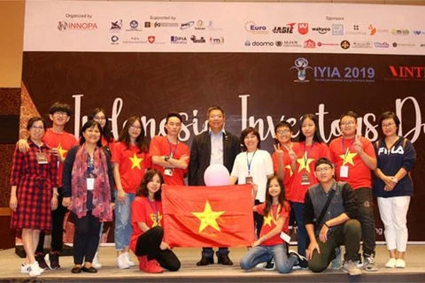 越南学生参加国际青年发明大赛带2金1银载誉而归 