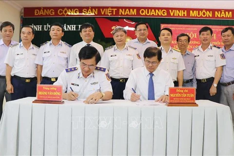 越南海警与庆和省渔民同行