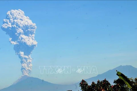 印度尼西亚默拉皮火山喷发 印尼向各家航空公司发出危险警告
