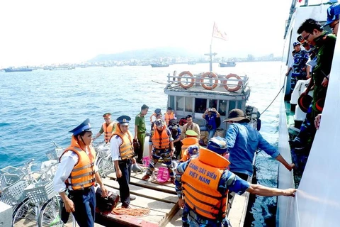 越南海警为渔民放心出海保驾护航