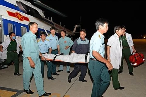 直升机将在长沙岛县上遇险病人安全送回陆地
