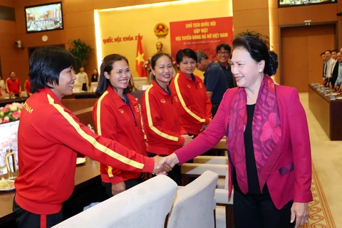 越南国会主席阮氏金银会见越南国家女子足球队