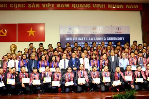 胡志明市100多名电气工程师获得东盟专业证书