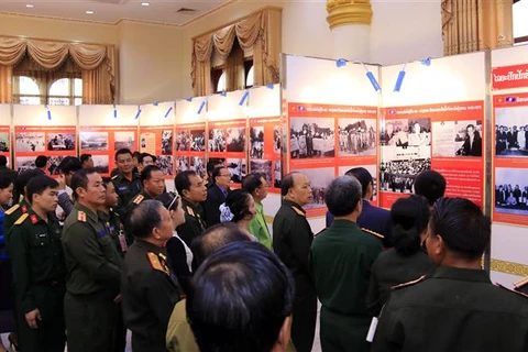 援老越南志愿军和专家传统日70周年图片展在老挝正式开幕