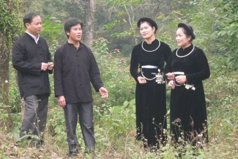 越南高平省岱依族人和侬族人的“南偶”歌和交换毛巾信物习俗
