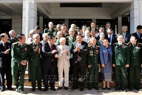 老挝人民革命党总书记、国家主席本扬会见前越南援老志愿军和专家代表团