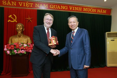 越南公安部部长苏林大将会见欧洲议会国际贸易委员会主席