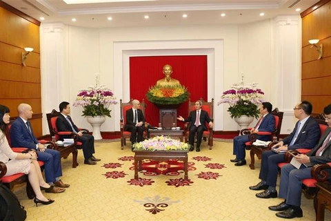 越共中央经济部部长会见脸书亚太区公共政策副总裁西蒙•米尔纳