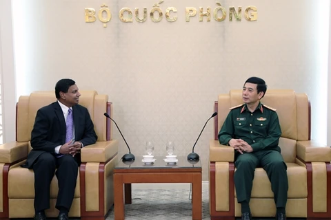 越南人民军总参谋长潘文江会见斯里兰卡驻越大使普拉桑纳·加米奇