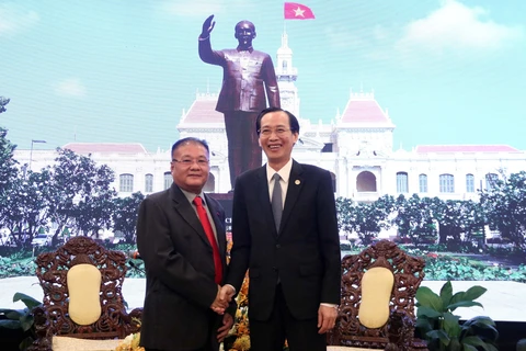 胡志明市领导人会见柬埔寨皇家政府特使黎瓦宏