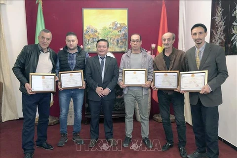 越南驻阿尔及利亚大使馆向阿尔及利亚制片人和记者授予奖状