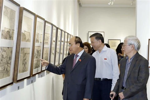 越南政府总理阮春福参观吴孟麟画家的画展