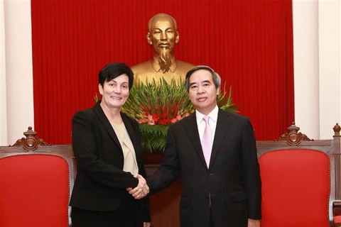 中央经济部部长阮文平会见国际金融公司首席运营官