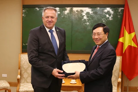 越南政府副总理范平明会见斯洛文尼亚经济发展和技术部长波契瓦尔舍克