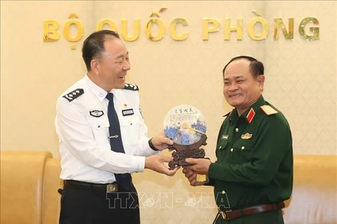 越南人民军副总参谋长阮方南会见中国移民管理局代表团