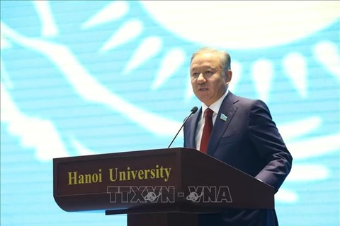 哈萨克斯坦议会下院议长与河内大学教师与大学生交流