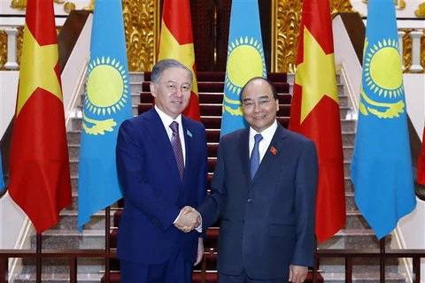 越南政府总理阮春福会见哈萨克斯坦下议院议长尼格马图林