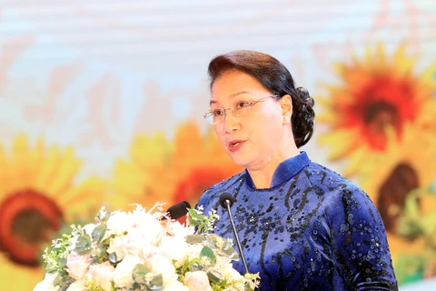 国会主席阮氏金银出席国民经济大学教师节纪念典礼