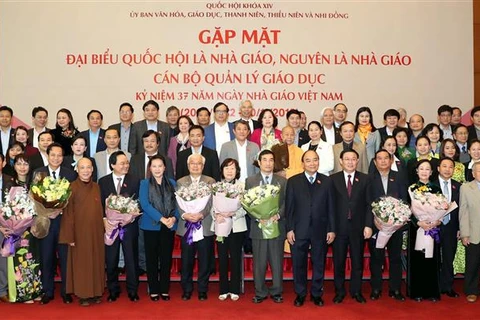 越南教师节：任职教育教学管理干部和教师的国会代表见面会