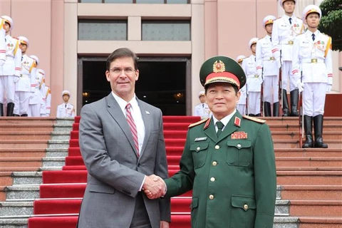 美国国防部部长埃斯珀对越南进行正式访问