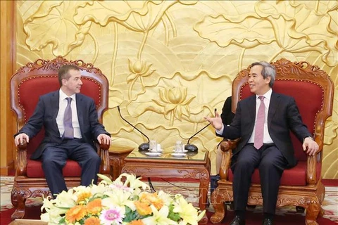 越共中央经济部部长会见国际经济合作银行领导
