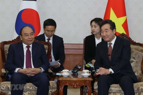 越南政府总理阮春福会见韩国总理李洛渊