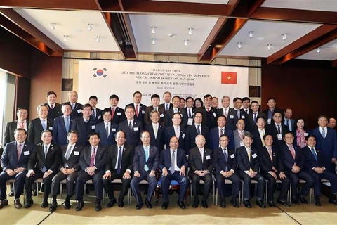 越南政府总理阮春福与韩国一流投资商举行座谈会