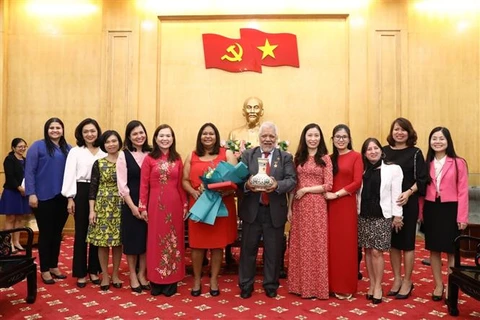 委内瑞拉驻越南大使荣获“致力于政治理论培训事业”纪念章