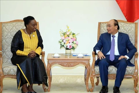越南政府总理阮春福会见肯尼亚外交部长莫妮卡•朱马   