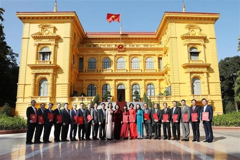 国家副主席邓氏玉盛向新任驻外的16位大使颁发任命书
