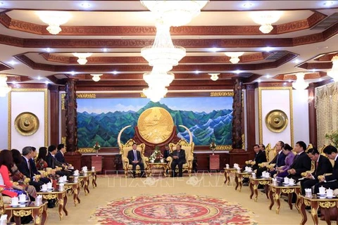老挝领导人高度评价越南司法部对老挝司法部的支持