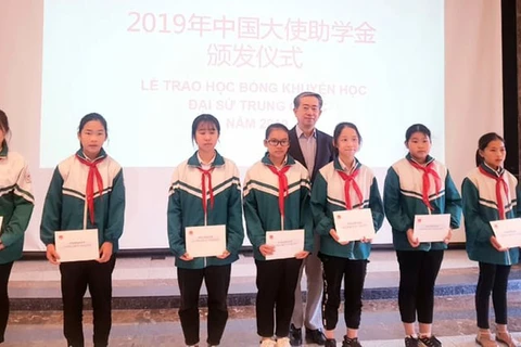中国驻越南使馆向越南北江和太原两省40名学生颁发助学金