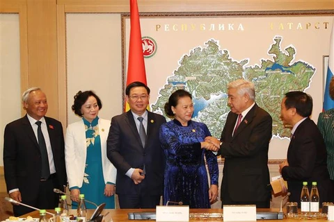 越南国会主席阮氏金银看望旅居俄罗斯鞑靼斯坦共和国越南人代表