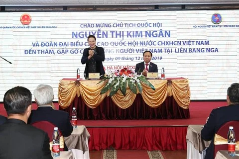 越南国会主席阮氏金银造访旅居俄罗斯越南人
