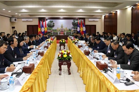  张和平副总理访问老挝 与老挝副总理会谈