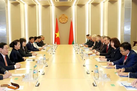 越南国会主席阮氏金银与白俄罗斯国民会议上院主席举行会谈