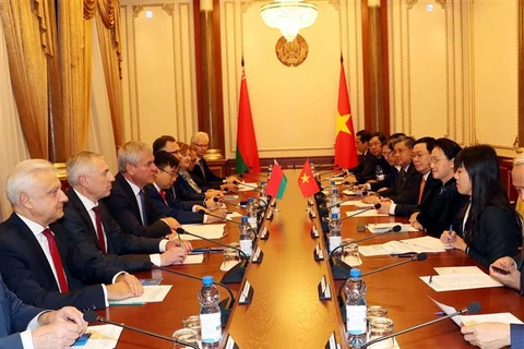 越南国会主席阮氏金银与白俄罗斯国民会议代表院主席举行会谈