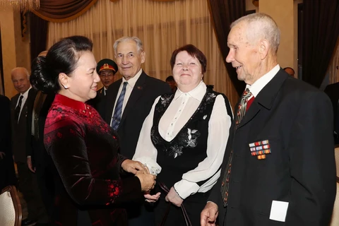 越南国会主席阮氏金银会见白俄罗斯援越老兵 