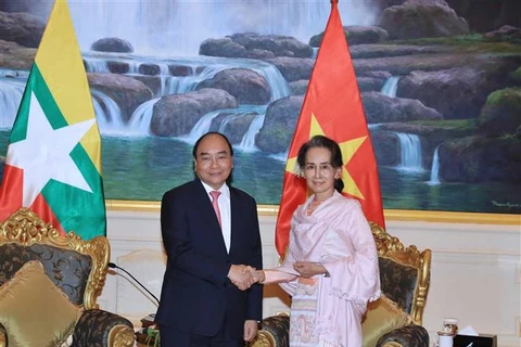 越南政府总理阮春福与缅甸国务资政昂山素季举行会谈