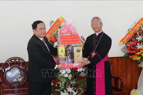 越南祖国阵线中央委员会主席陈青敏拜访归仁天主教教区主教座堂