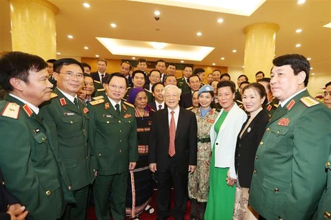越南人民军建军75周年：国家主席阮富仲亲切会见在建设强大的全民国防体系中的先进模范代表