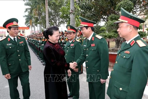 国会主席阮氏金银走访第三军区司令部