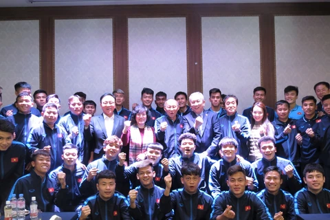 越南驻韩国大使走访慰问在韩国参加集训的越南国家男子足球队