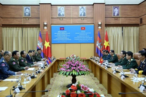 国防部部长吴春历与柬埔寨国防部部长迪班举行会谈