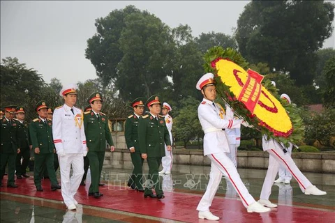 越共中央军委、国防部代表团入陵瞻仰胡志明主席遗容