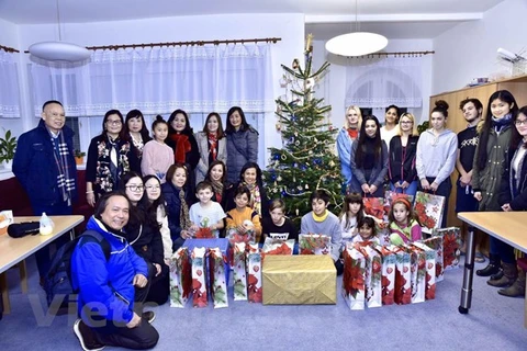 旅居捷克各地越南人开展慈善公益活动迎接圣诞节到来