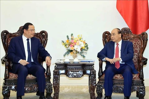 越南政府总理阮春福会见老挝计划投资部副部长宋赛•西潘敦