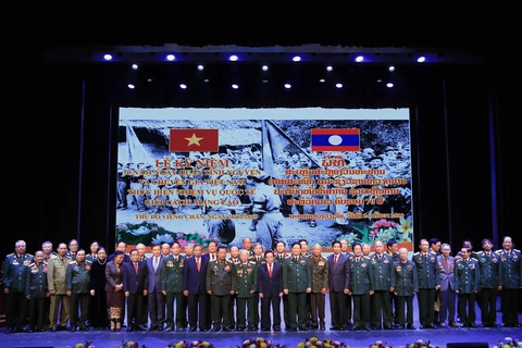 援老越南志愿军和专家传统日70周年纪念活动在万象隆重举行