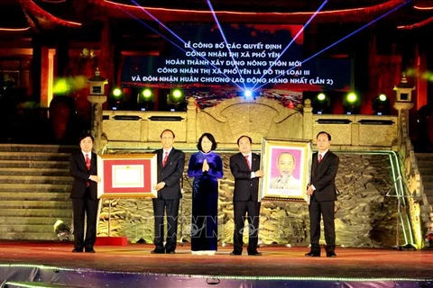 ​ 越南国家副主席邓氏玉盛向太原省普安市授予一级劳动勋章
